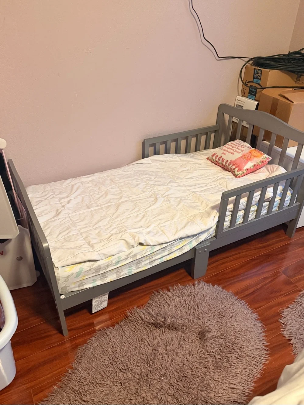 Toddler bed + comforter + mattress